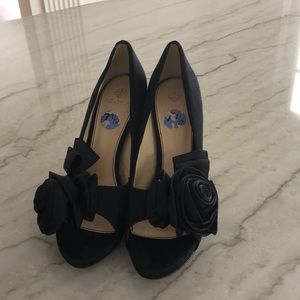Black pumps